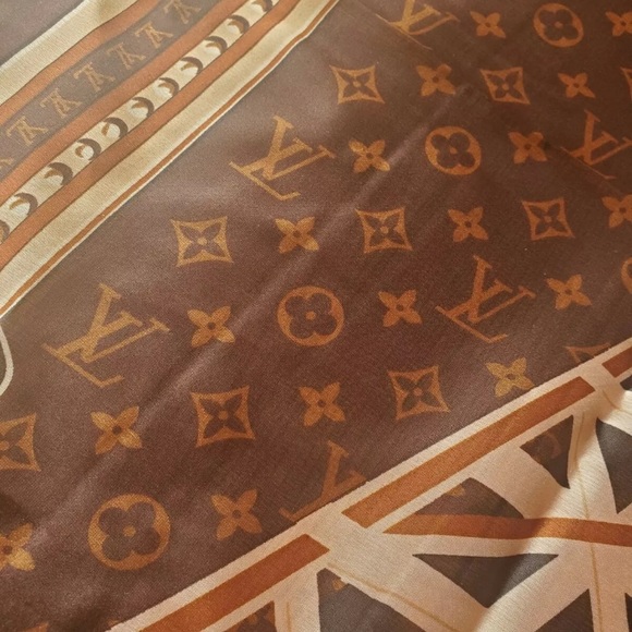 NWT 100 % Silk Hand Rolled Louis Vuitton Wrap - Picture 3 of 3